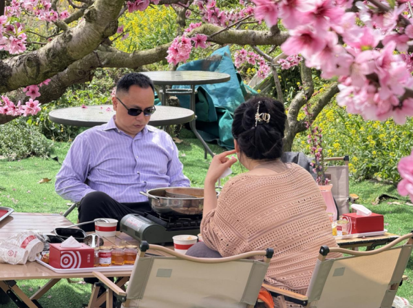 正规配资网 清明经济｜“花田火锅”拉动假期餐饮消费，电影票房破2.3亿